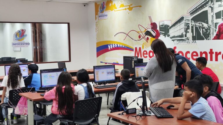 Más de 100 niños caraqueños culminan exitosamente curso de robótica