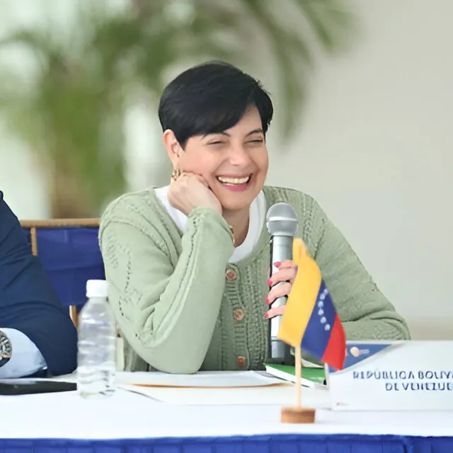 Ministra Gabriela sonriendo ante la cámara