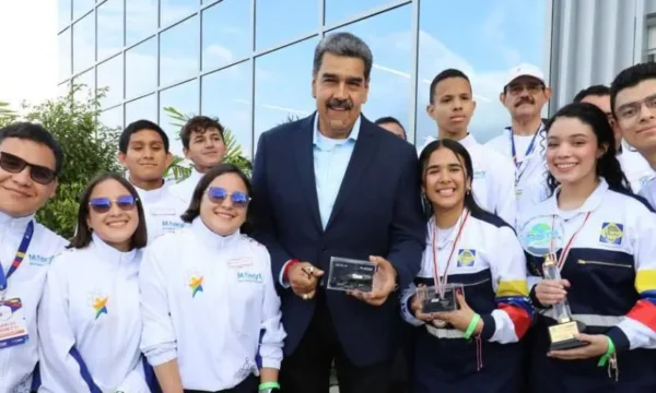 Presidente Nicolas Maduro junto a los estudiantes de los semilleros