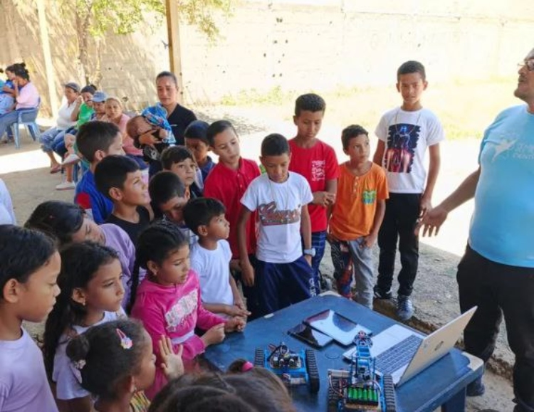 Sucre | Niños y niñas de las Brisas del Golfo participan en jornada sobre química y robótica