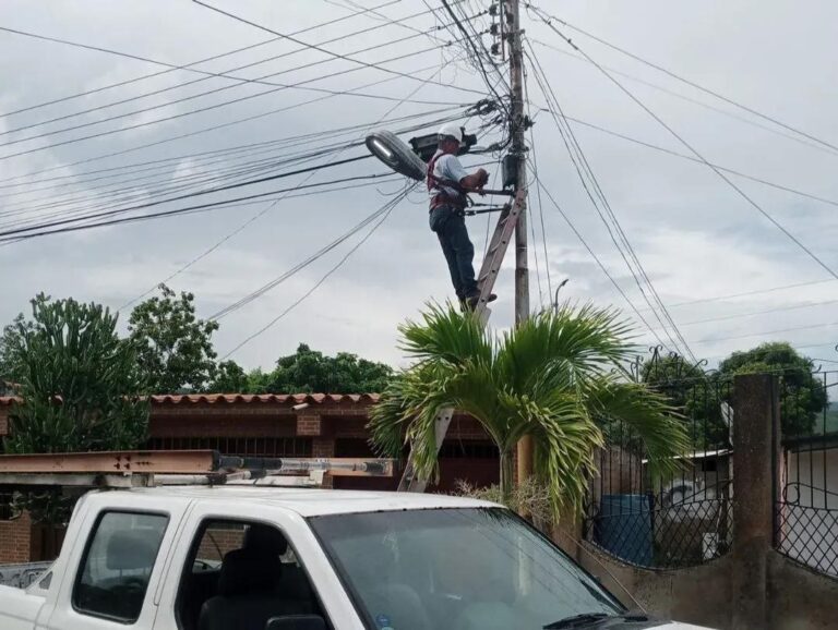 Fuerza Azul de la Cantv restablece servicios de telecomunicaciones a más de 600 suscriptores en Sucre