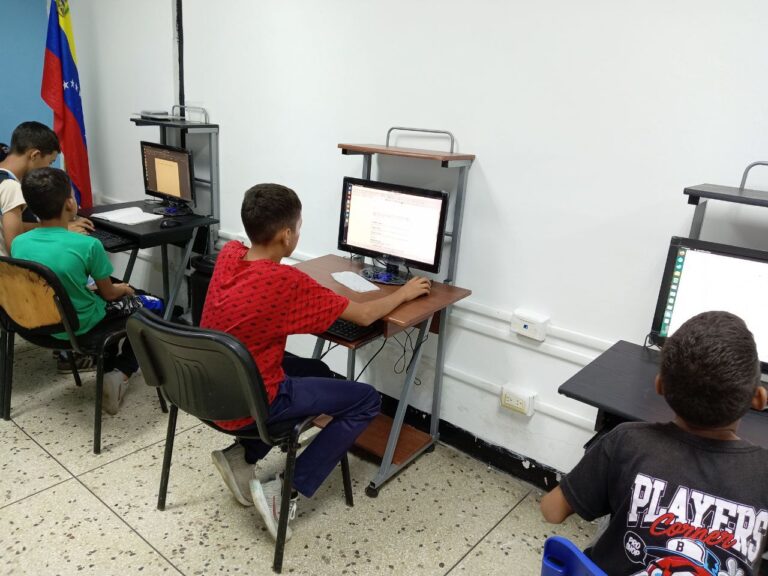 Barineses se apropian de herramientas para el futuro con taller sobre IA