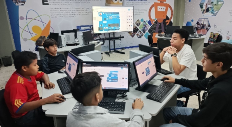 Jóvenes de Carabobo aprenden a programar con el curso de Robótica Educativa