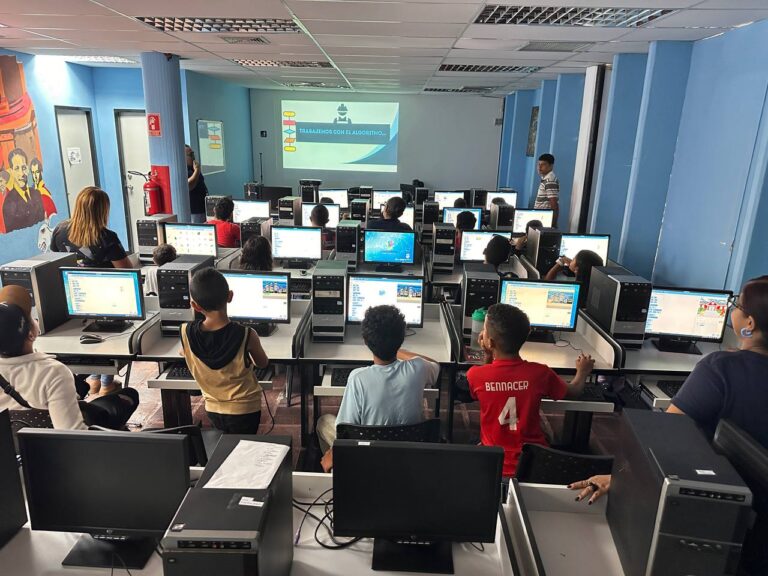 Jóvenes de Lara culminaron tercer encuentro de Aventuras Robóticas 2025