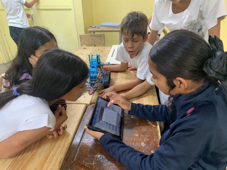Jóvenes de Caracas se sumergen en la ciencia con taller de robótica