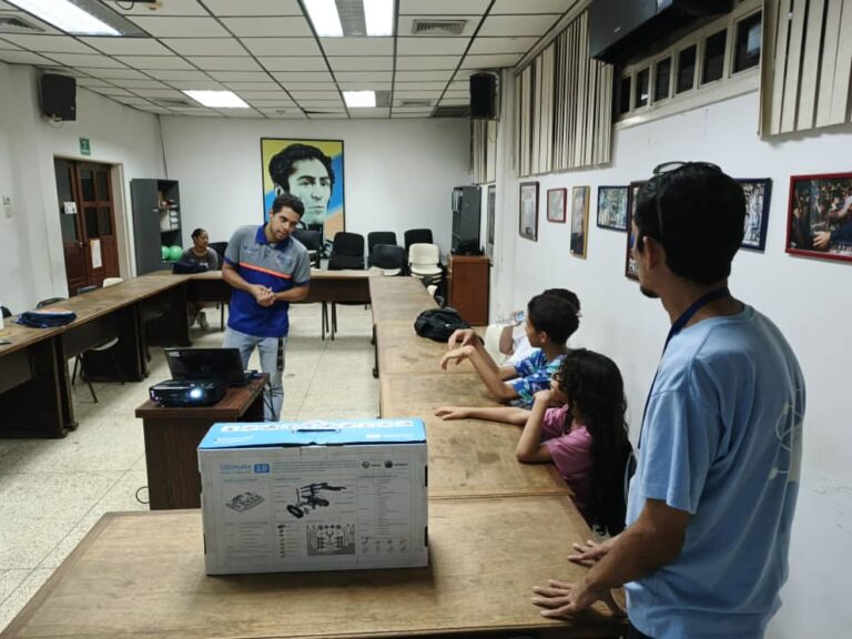 Jóvenes aragüeños se introducen a la robótica creativa con Fundacite