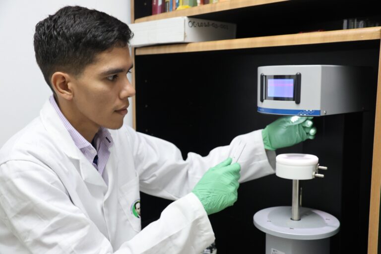 Investigadores del IDEA estudian biosurfactante de origen bacteriano para mitigar contaminación por hidrocarburos