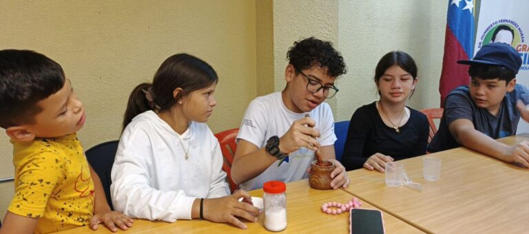 Jóvenes de Cojedes quedan maravillados por la ciencia, química, astronomía y robótica en vacaciones