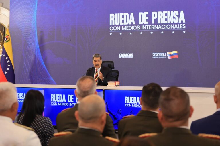 Presidente Maduro alerta que ocho buques de guerra estadounidenses están apuntando contra Venezuela