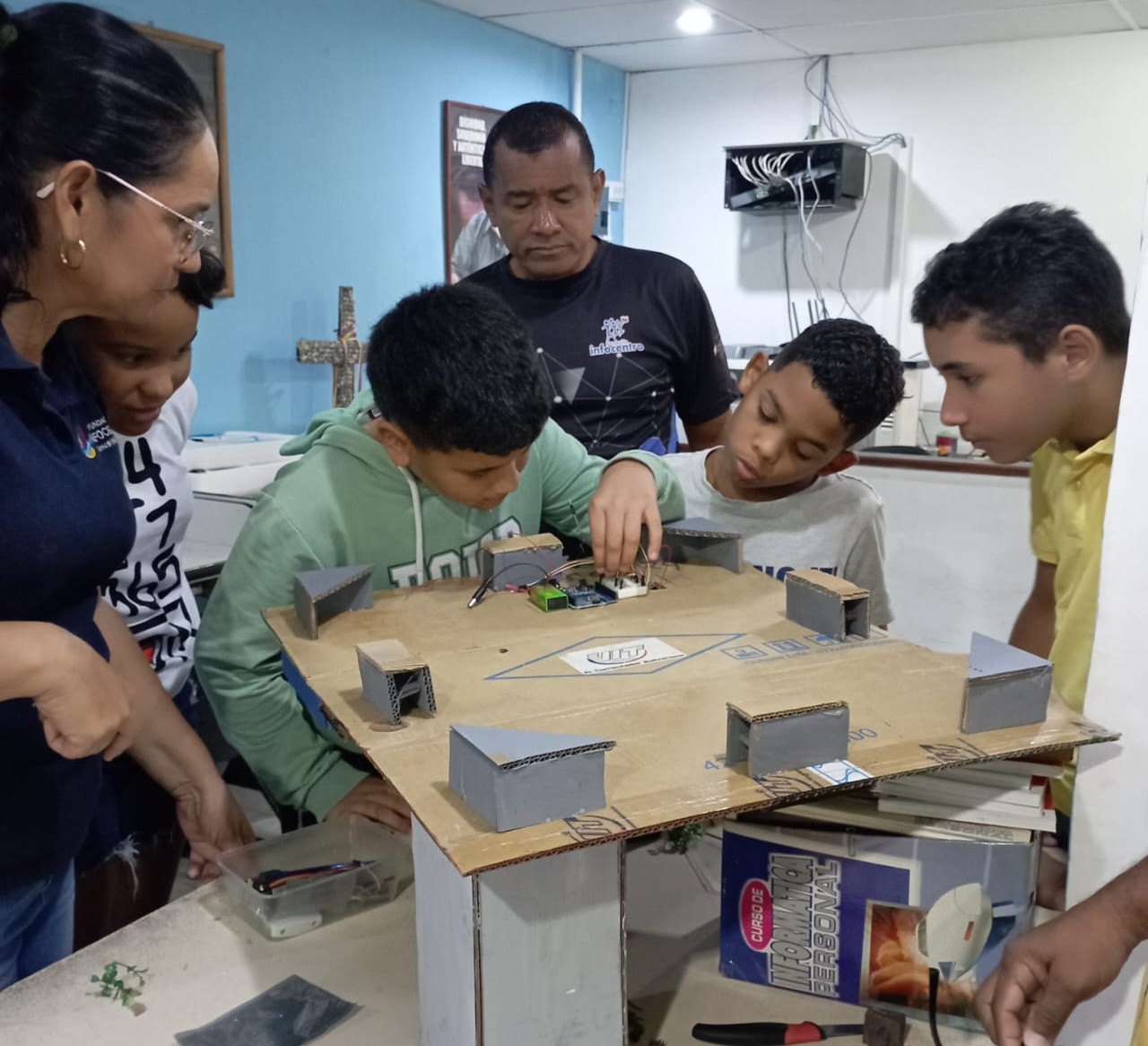 Sucre | Estudiantes de la escuela Nueva Toledo avanzan en creación de prototipo de robótica