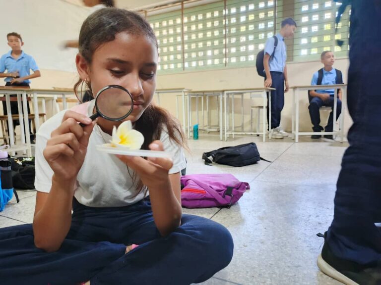 Jóvenes de Santa Cruz de Aragua exploran cuerpos celestes y universos