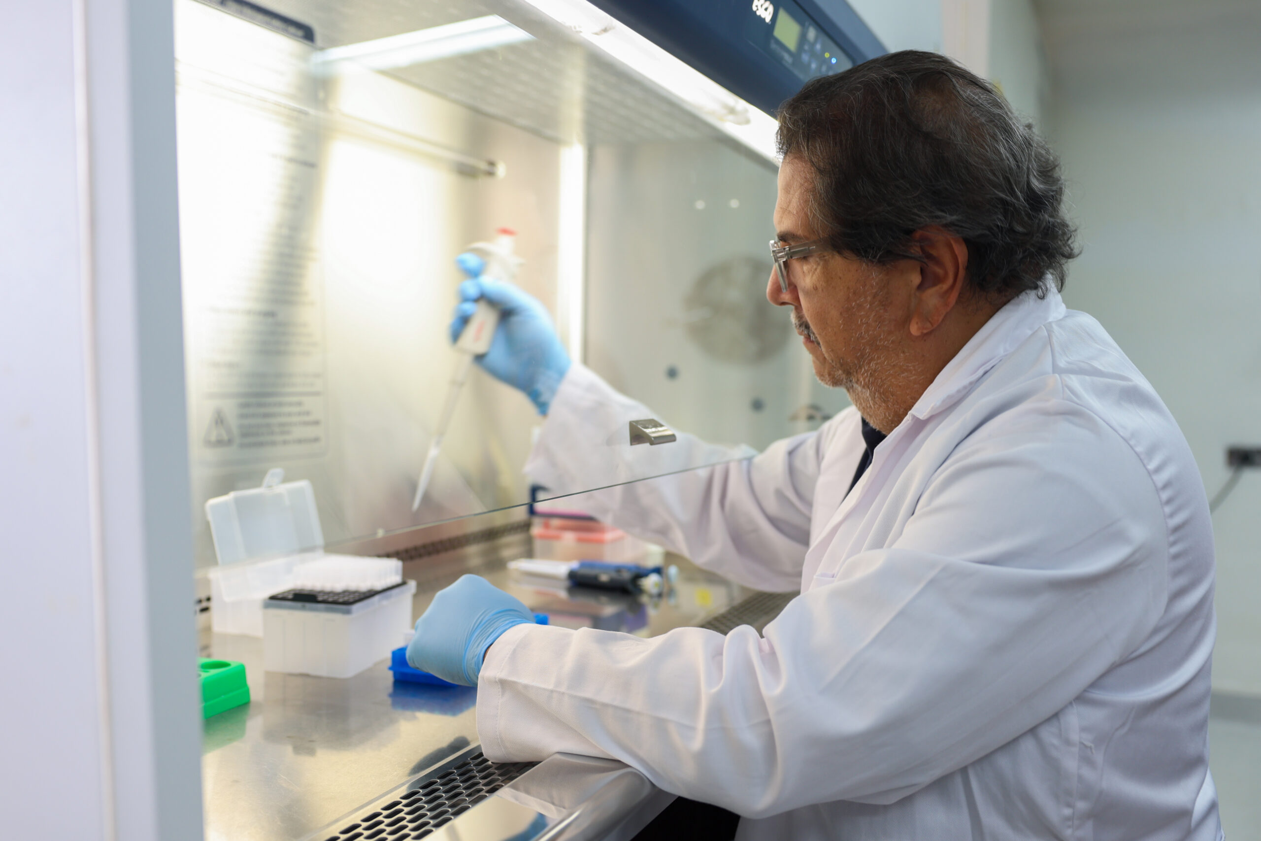 Centro de Microbiología del IVIC ejecuta agenda científica en materia de virus