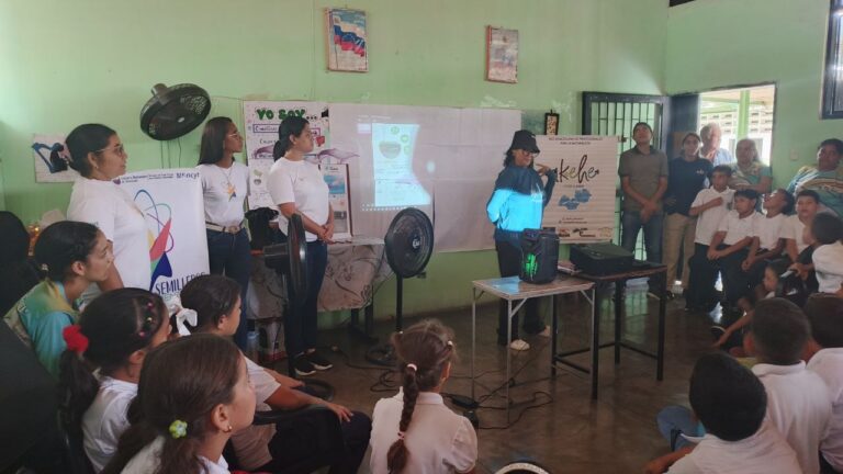 Estudiantes de Portuguesa exploran el mundo de los delfines rosados con los Semilleros Científicos
