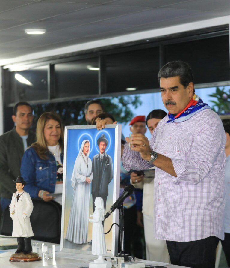 Presidente Maduro recibe símbolos de la canonización de José Gregorio Hernández y Carmen Rendiles
