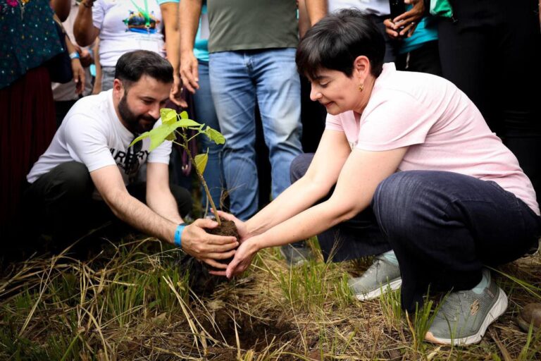 Delegados del Congreso Mundial en Defensa de la Madre Tierra siembran más de 63 mil plantas frutales y forestales en Venezuela