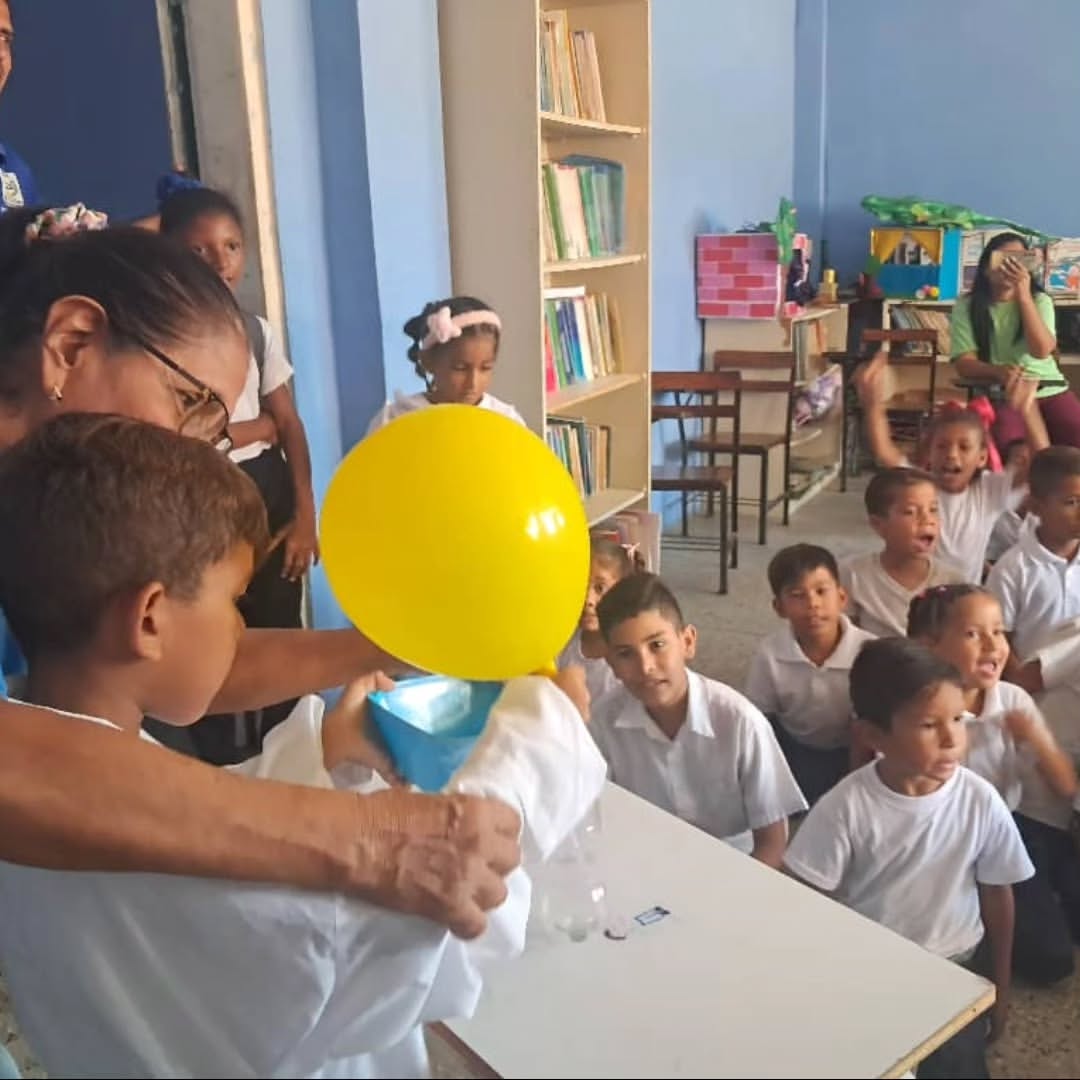 Estudiantes neoespartanos aprenden sobre ciencia en jornada de los semilleros científicos