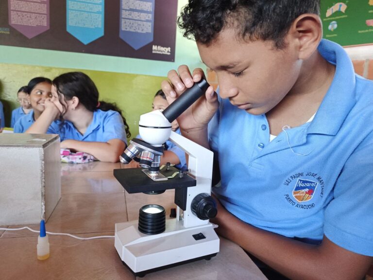 Jóvenes de Amazonas participan en formación científica y tecnológica