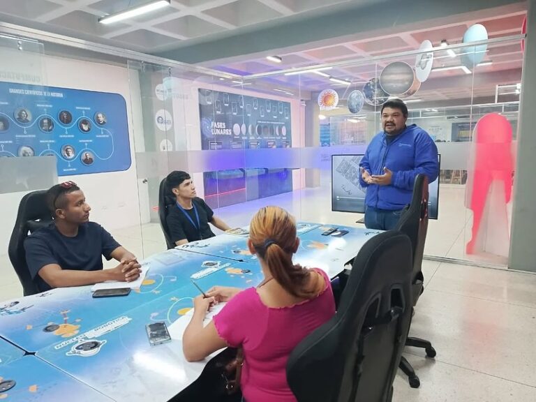 Jóvenes comuneros de Carabobo potencian habilidades en diseño gráfico