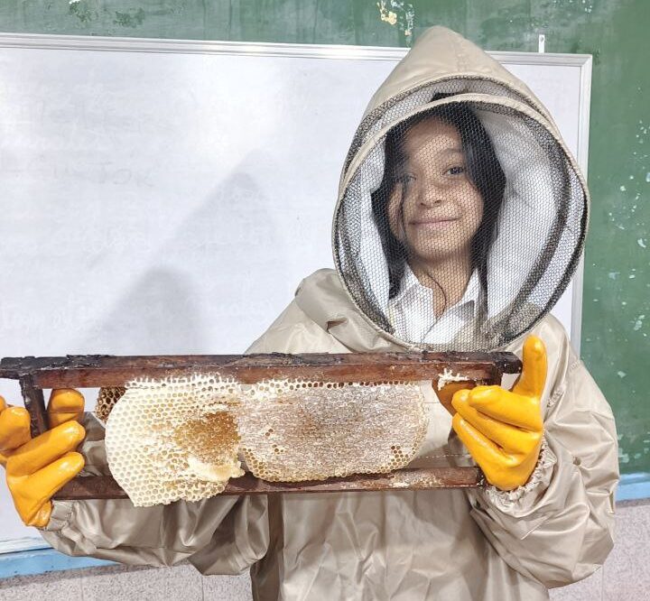 Estudiantes aprenden sobre el mundo de las abejas en Portuguesa