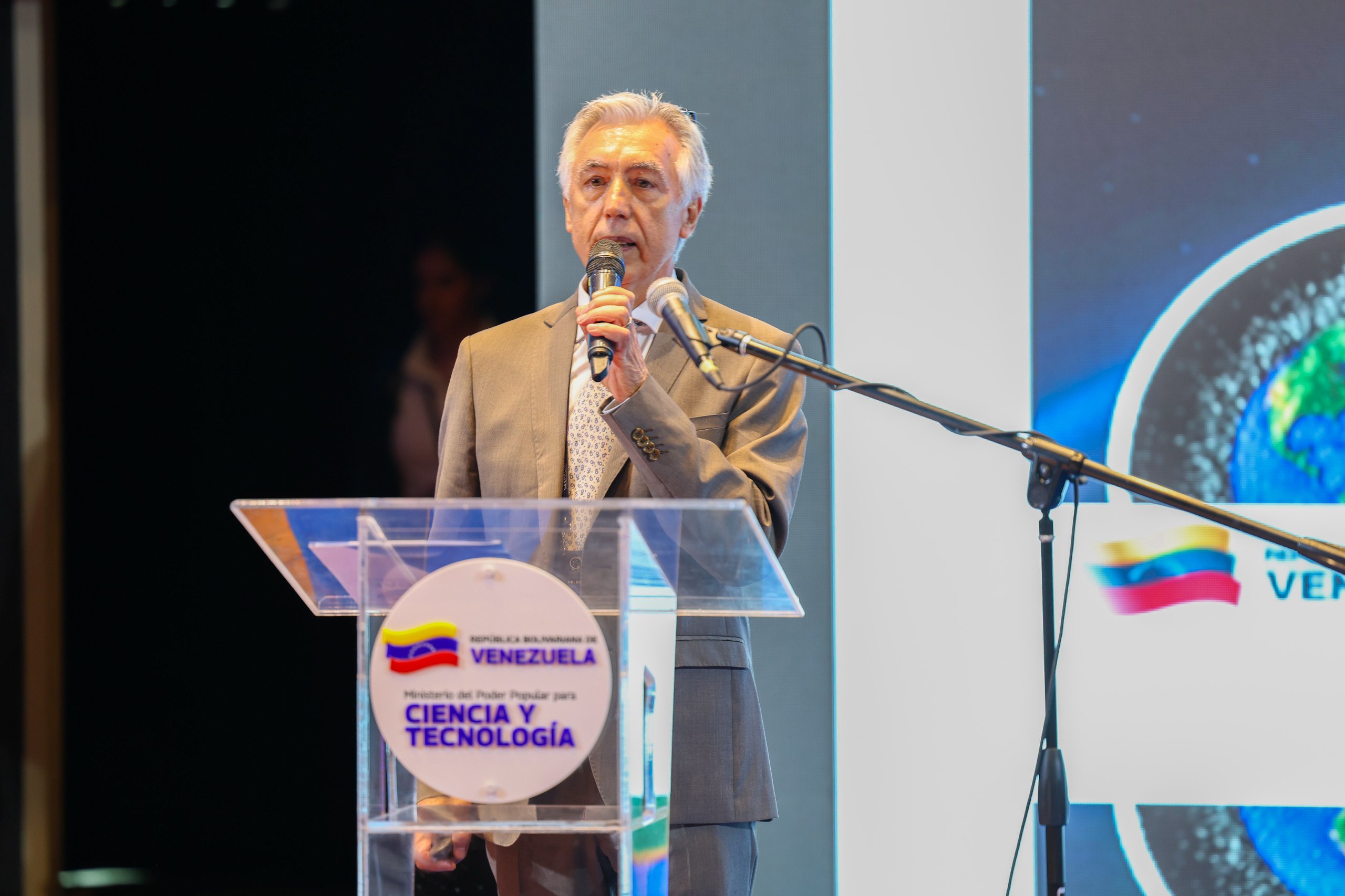 Delegado de Francia ofrece ponencia sobre desechos espaciales en congreso celebrado en Caracas