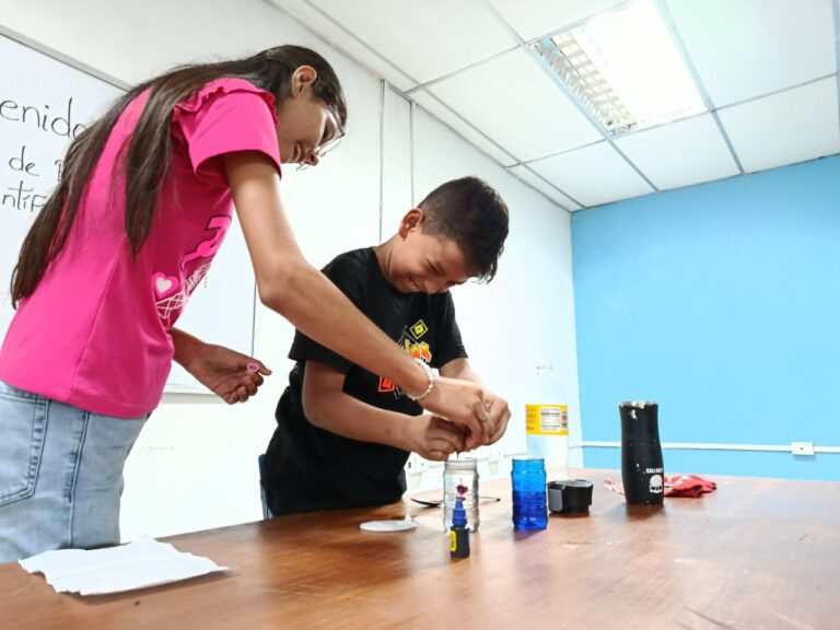 Jóvenes de Barinas se acercan a la Ciencia Divertida
