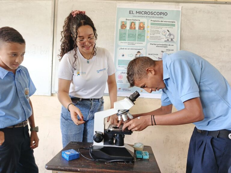 Más de 300 estudiantes participan en jornada del semillero científico en Sucre