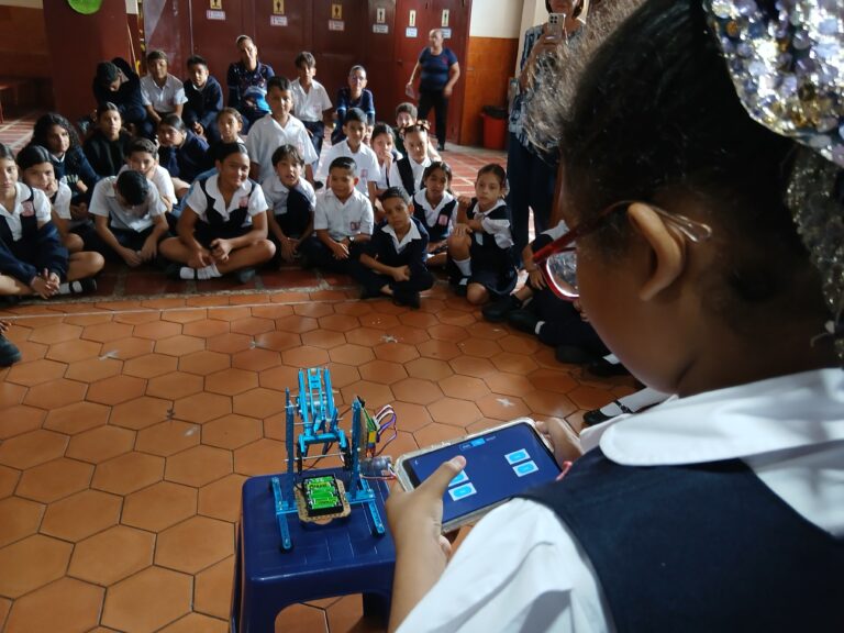Formación en robótica educativa fortalecen habilidades STEM en jóvenes barquisimetanos