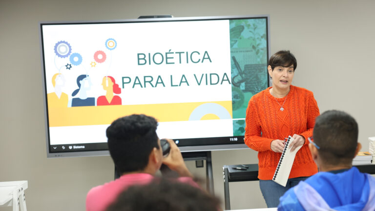 Rectora de la UNC Gabriela Jiménez Ramírez dicta clases magistrales sobre bioética y bioseguridad