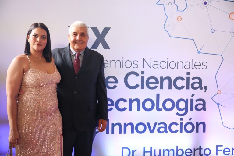 Ángel Fariña gana premio de divulgación científica por su contribución con la biodiversidad marina