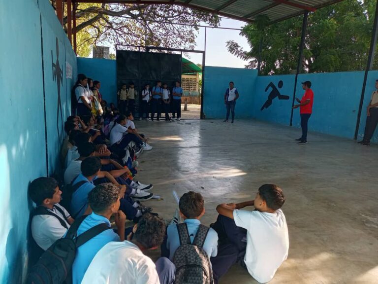 Gobierno Bolivariano sensibiliza a estudiantes barineses sobre uso de las redes sociales