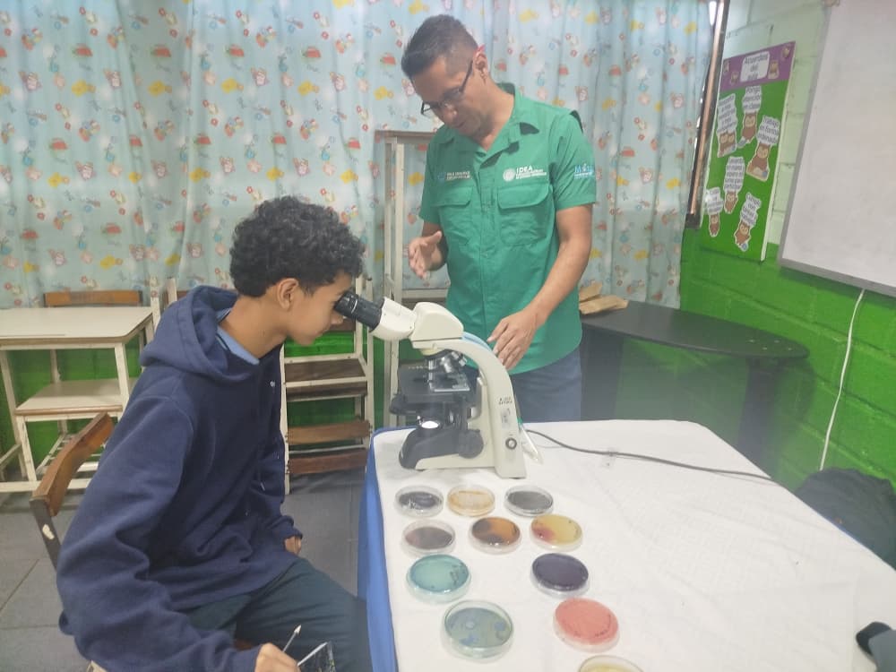 IDEA promueve conocimiento sobre las ciencias y los microorganismos en estudiantes de Charallave