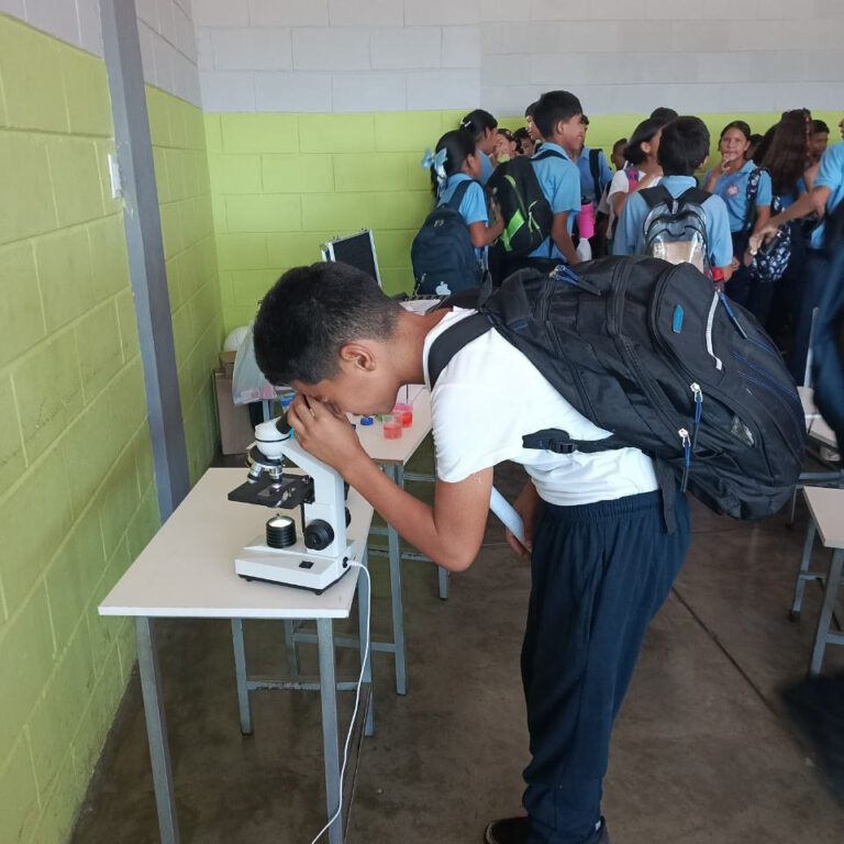 Estudiantes técnicos industriales del estado Bolívar exploraron el mundo de la biología