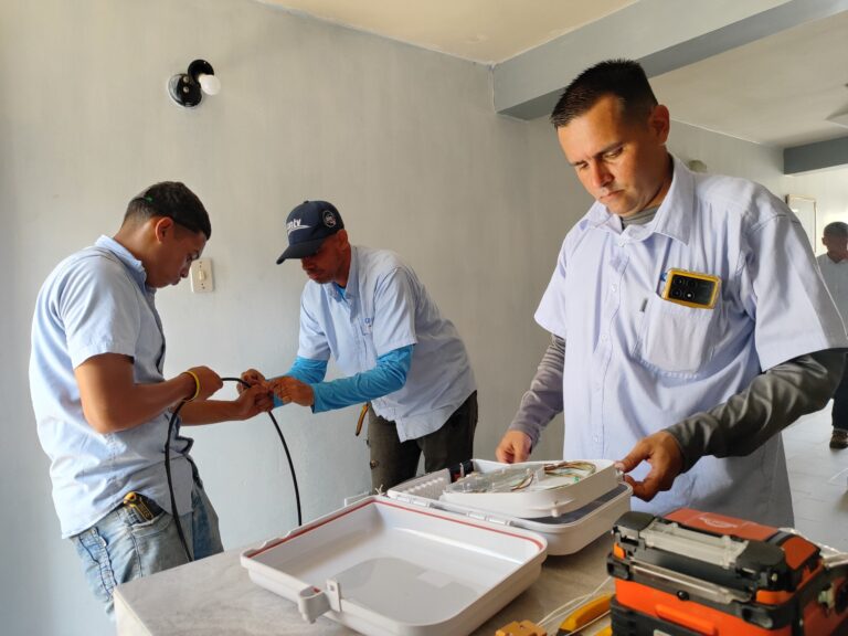 Fibra óptica llega a hogares del urbanismo Los Corales en La Guaira 2