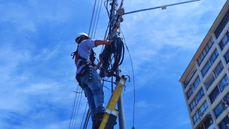 Fibra óptica llega a hogares del urbanismo Los Corales en La Guaira 4