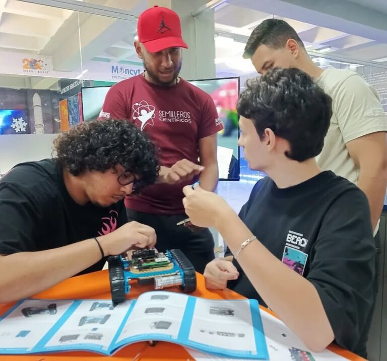 Universitarios carabobeños ensamblan robots con el kit ultimate 2.0