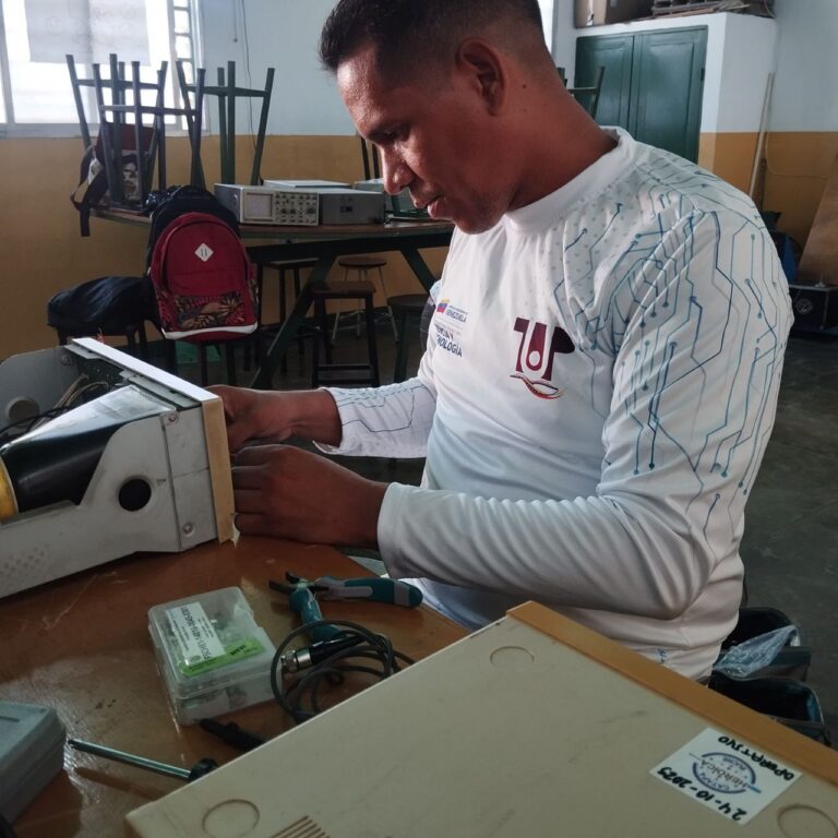 Cayapa Heroica recupera cinco osciloscopios para la formación técnica en Fe y Alegría de Cumaná