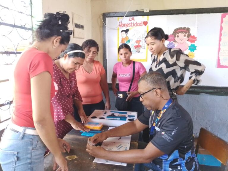 Capacitan a facilitadoras de la Misión Robinson sobre robótica educativa en Monagas