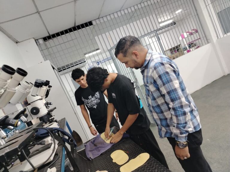 Falcón | Estudiantes de la Unefm y Cayapa Heroica crean prototipos de correctores de escoliosis y órtesis para pie caído