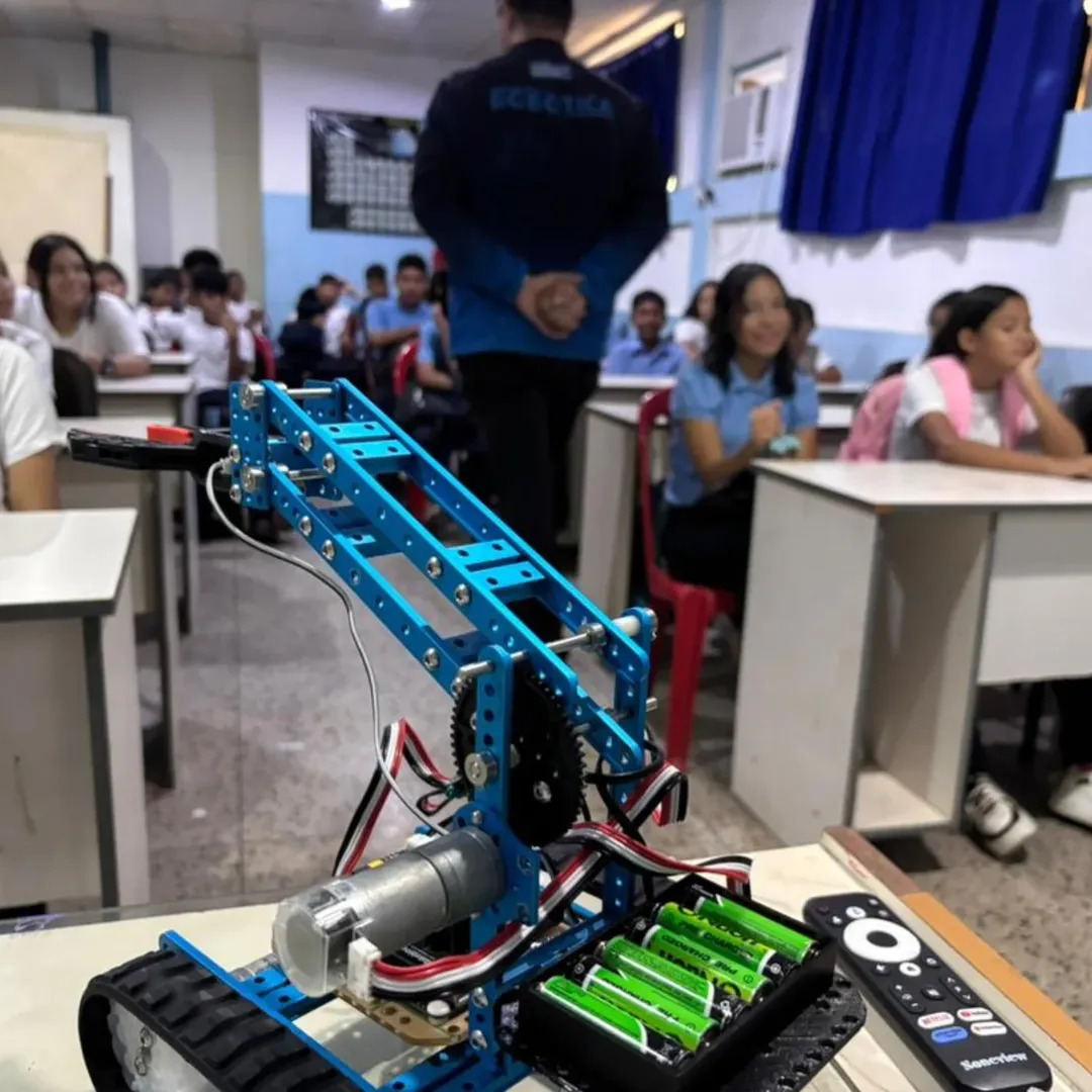 Jóvenes marabinos exploraron diversas áreas interactivas de la robótica