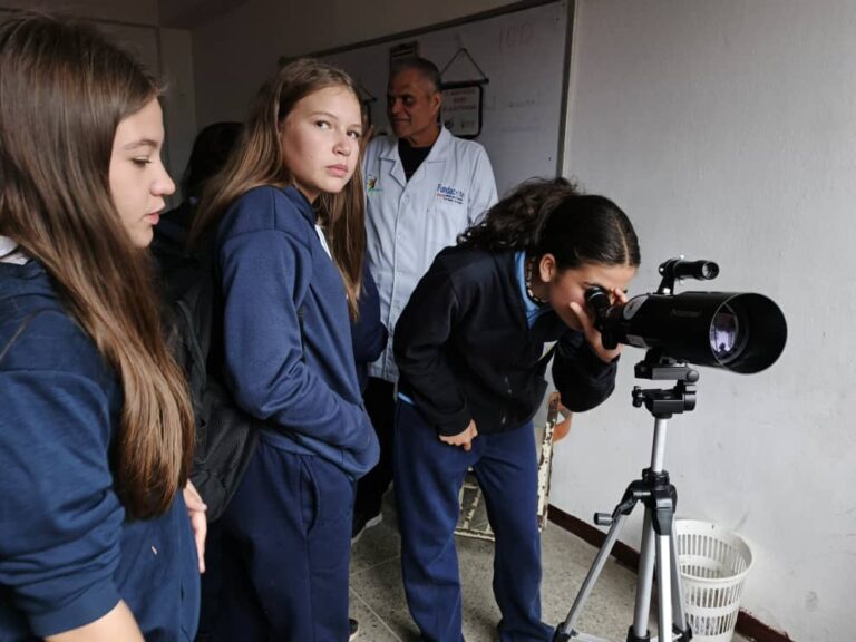 Jóvenes de La Colonia Tovar exploran áreas del conocimiento científico en jornada educativa