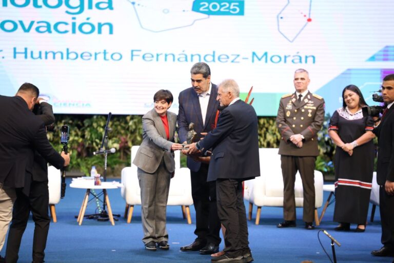 Sin título.jpegFOTOAPOYOPREMIOS7