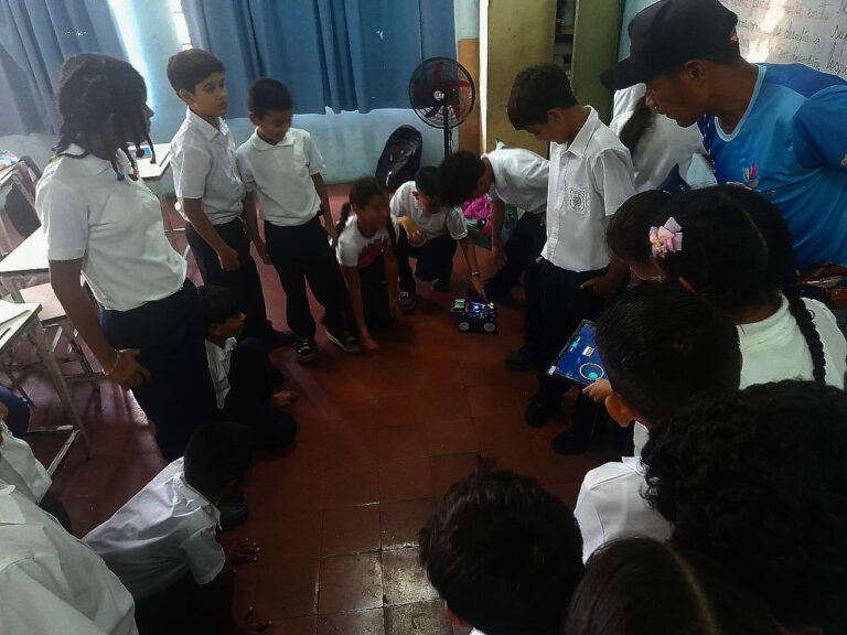 Infocentro Lirio Seguro y Mamá Chalbaud promueven robótica educativa en Barinas