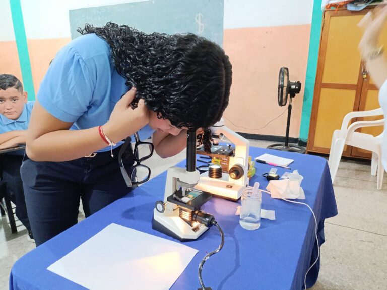 Jornada científica cautivó a jóvenes de la escuela Josefa Espinoza de Gallegos en Trujillo
