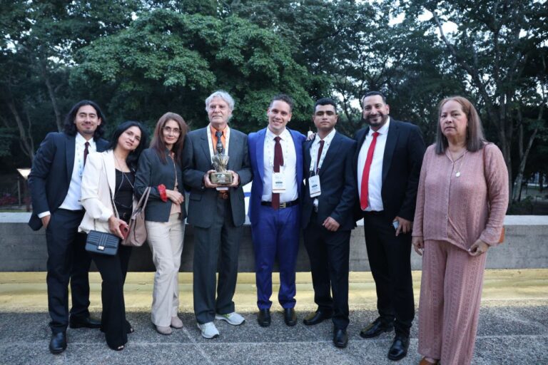 photo_4965449383998589899_y