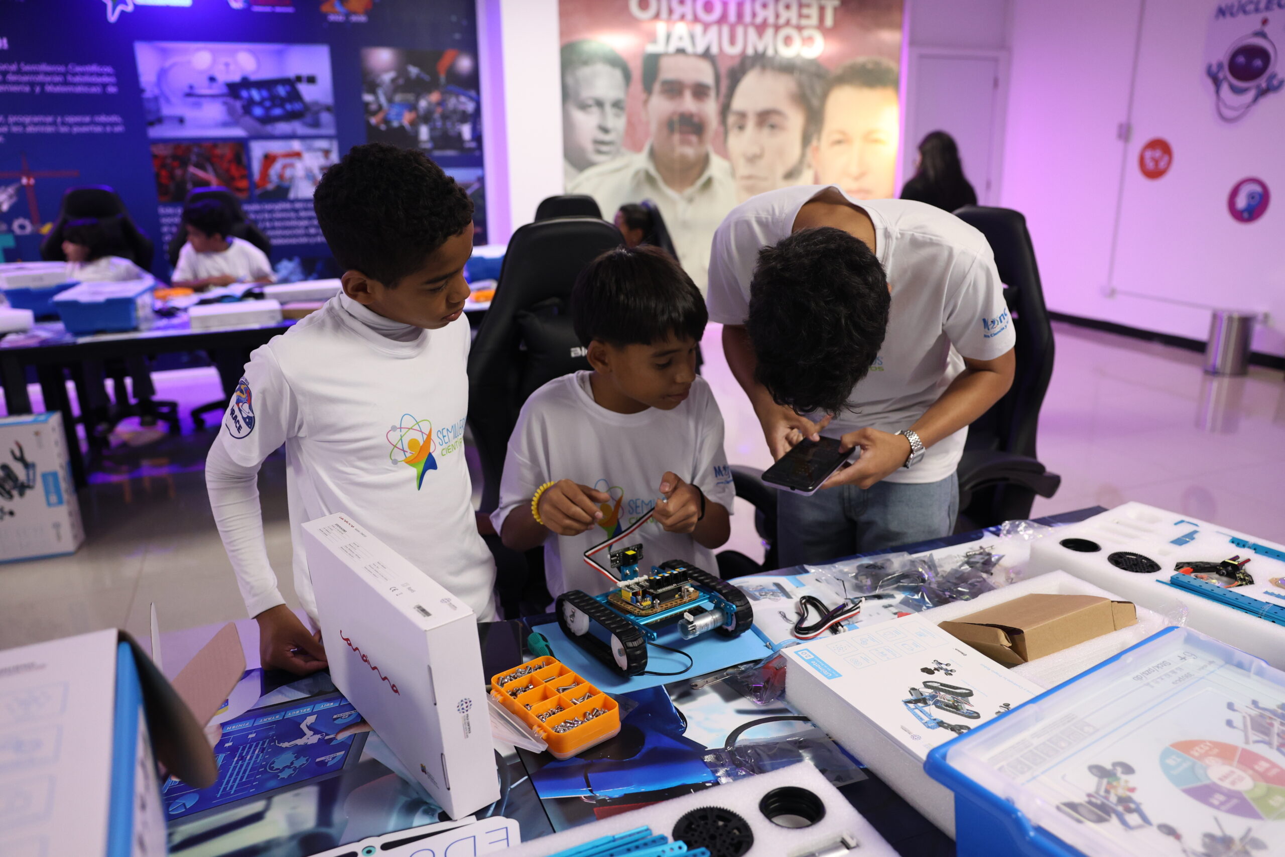 Venezuela fortalece la alfabetización y democratización tecnológica para el desarrollo nacional