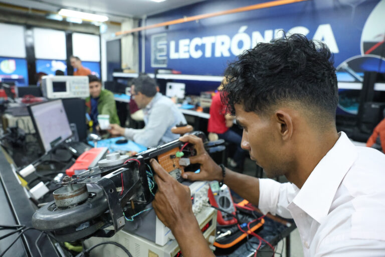 Gobierno Nacional entrega moderno laboratorio de electrónica a la UNETRANS