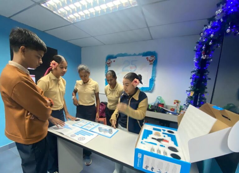 Jóvenes de Maturín se inician en robótica y programación