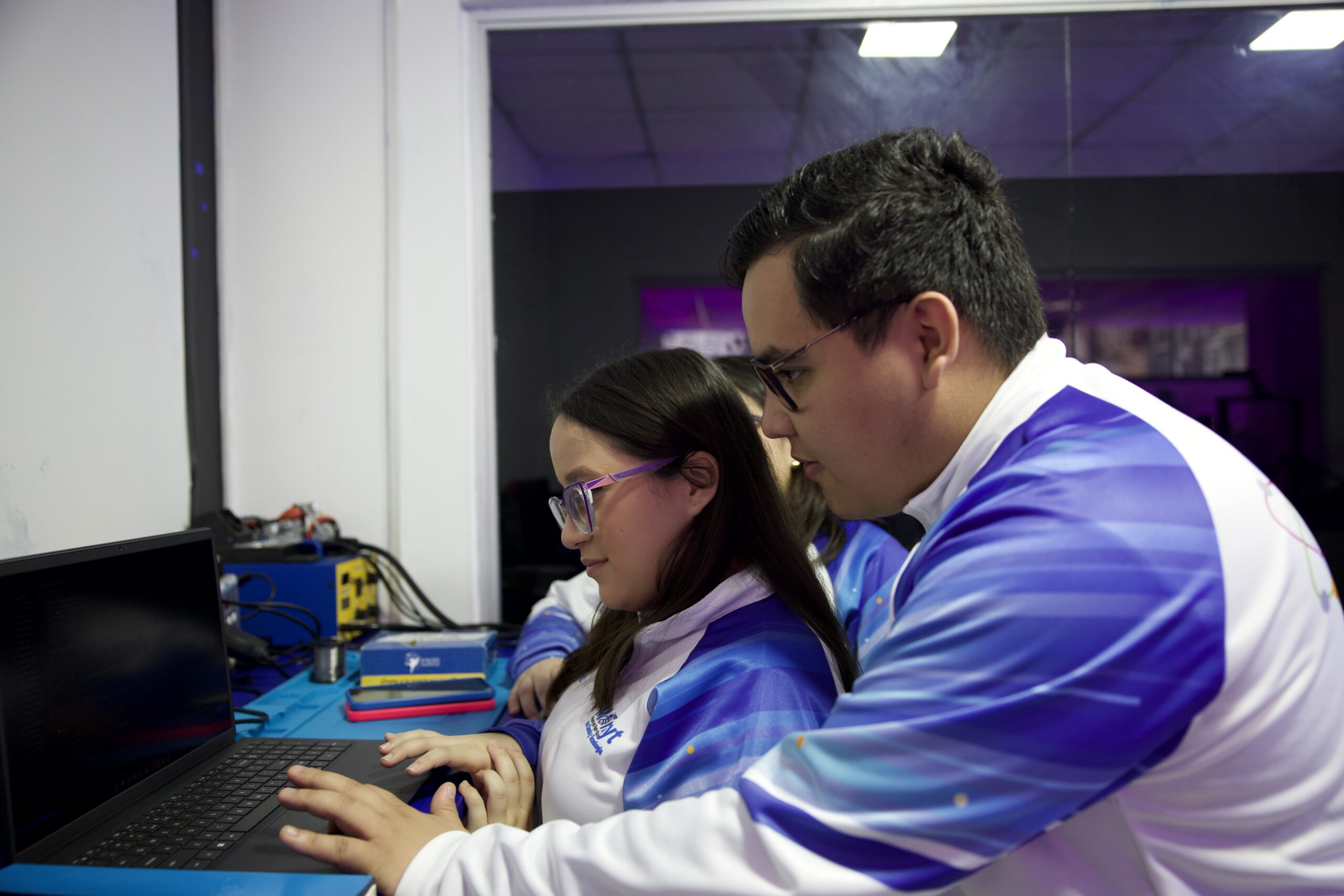 Descubre a GestuBot: proyecto de IA creado por jóvenes venezolanos