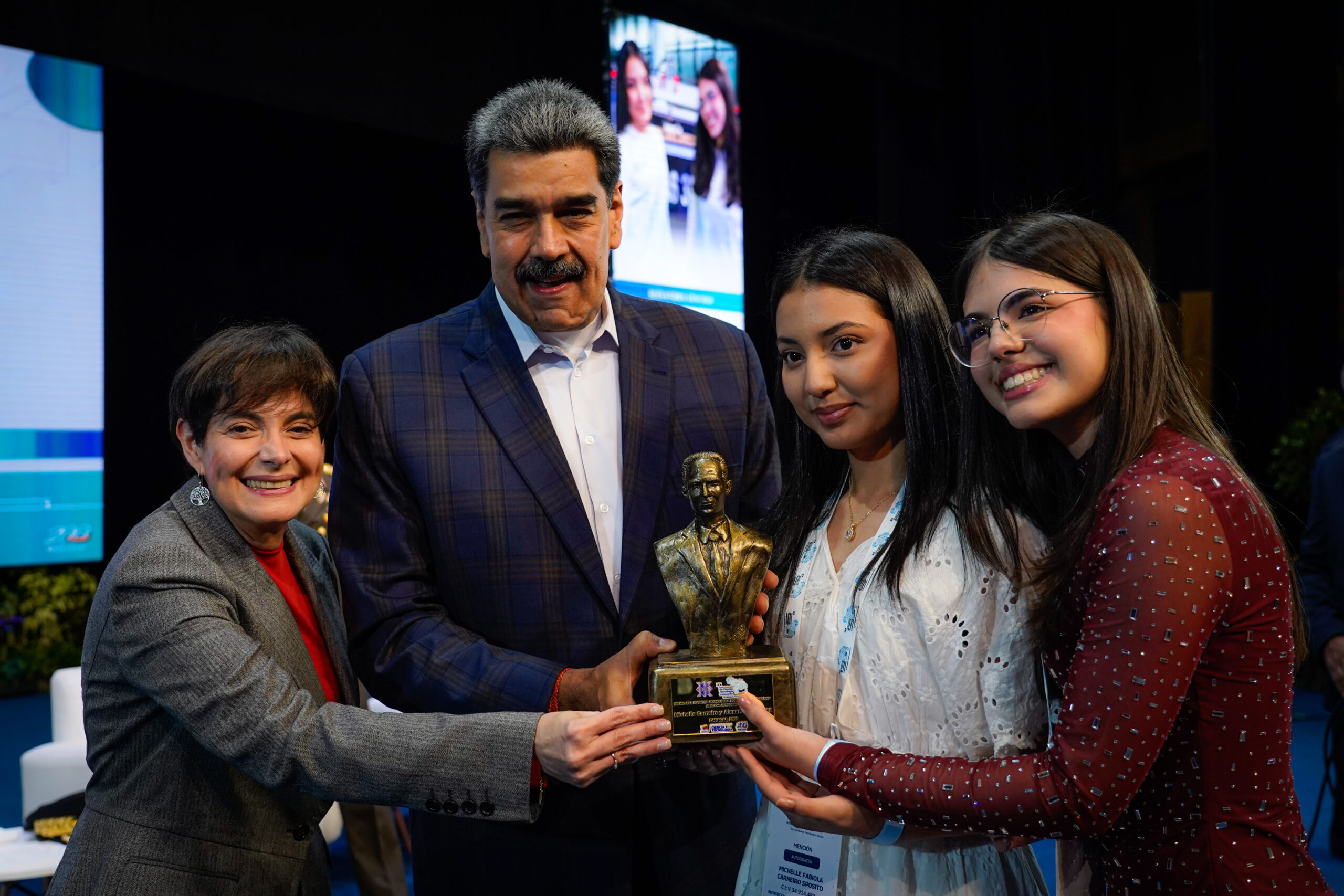 Jóvenes del Programa Nacional Semilleros Científicos son premiados por su talento