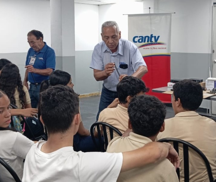 Jóvenes aragüeños se conectan con la fibra óptica y la tecnología GPON de Cantv